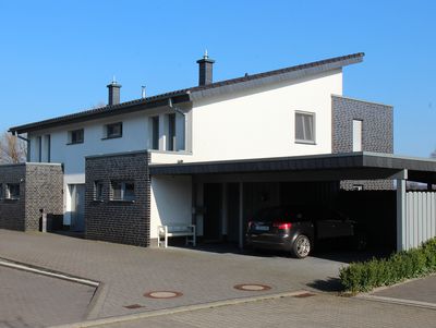 Doppelhaus mit Pultdach und Klinker- und Putz-Fassade