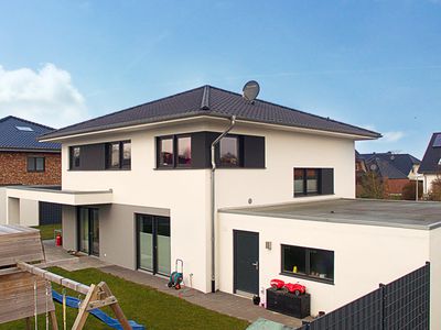 Einfamilienhaus in Rietberg, Bauhaus-Stil, Zeltdach, Putzfassade