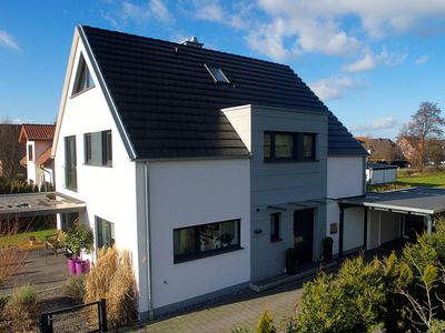 Einfamilienhaus in Verl, Putz, Satteldach ohne Überstand