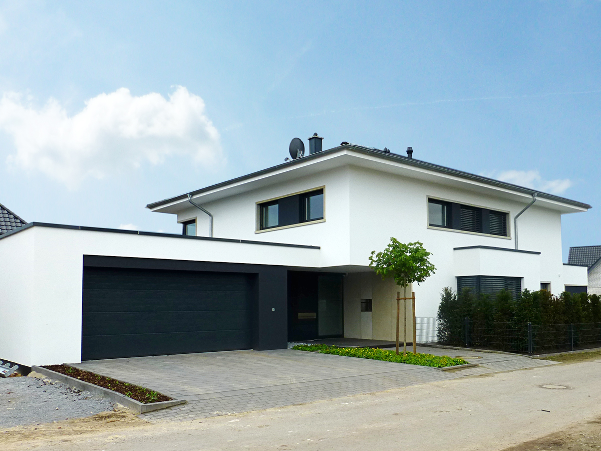 Einfamilienhaus in Rietberg, Stadtvilla, Bauhaus-Stil, Zeltdach, Putzfassade, Standstein